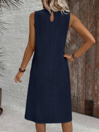 Vestido Midi Minimalista com Gola Redonda e Bainha Assimétrica - La Lecce