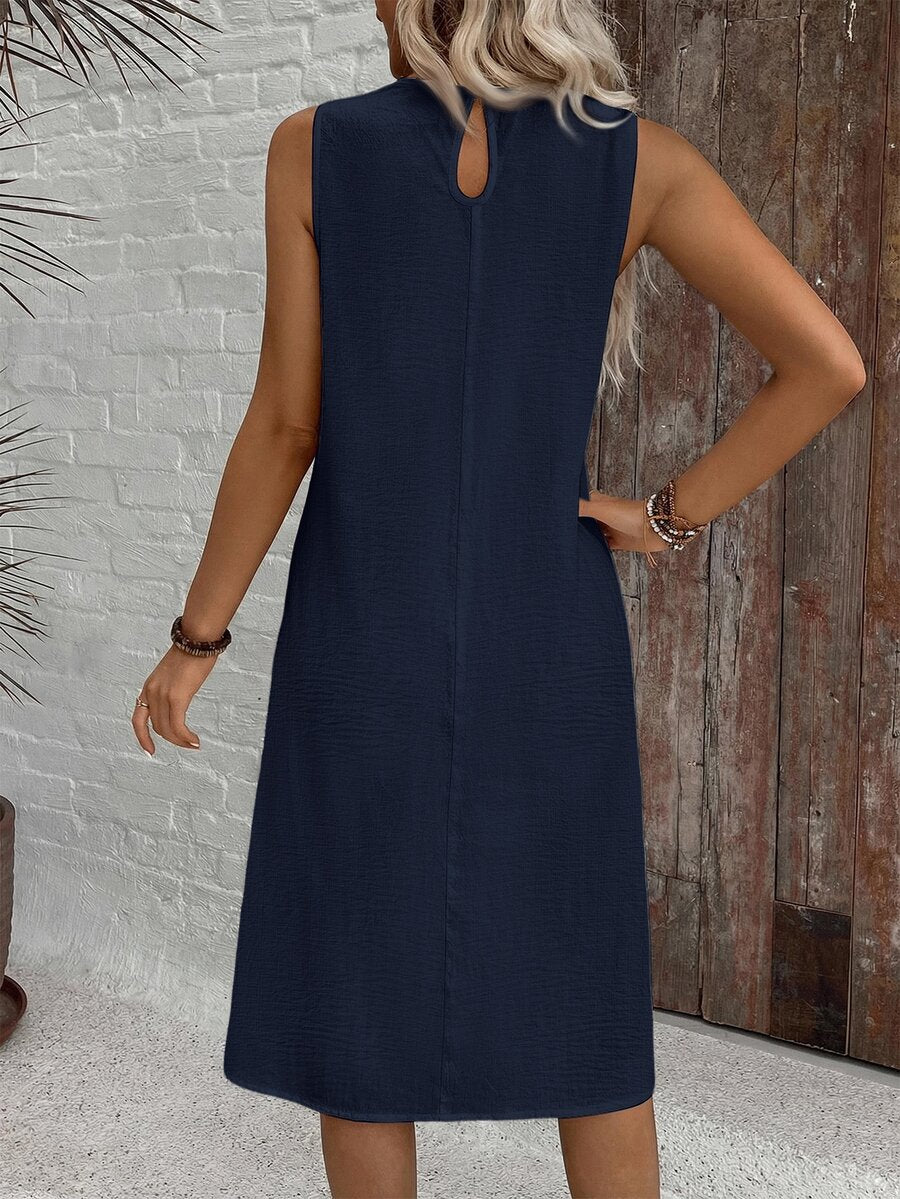 Vestido Midi Minimalista com Gola Redonda e Bainha Assimétrica - La Lecce
