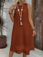 Vestido Midi Minimalista com Gola Redonda e Bainha Assimétrica - La Lecce