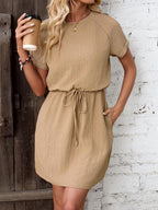 Vestido Curto Evasê com Amarração na Cintura e Bolsos - La Lecce
