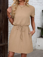 Vestido Curto Evasê com Amarração na Cintura e Bolsos - La Lecce