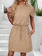 Vestido Curto Evasê com Amarração na Cintura e Bolsos - La Lecce