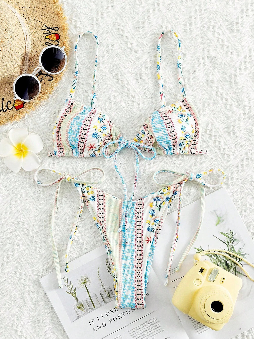 Biquíni Florzinhas Tanga com Nó Lateral