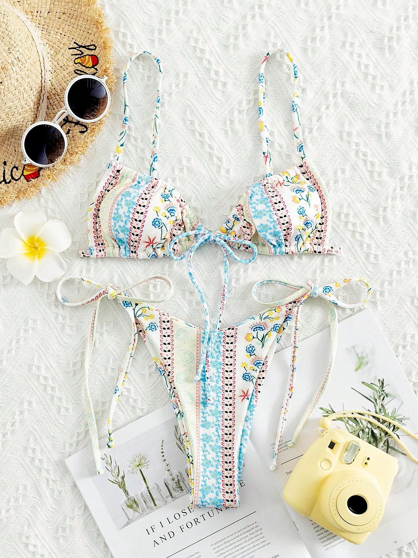 Biquíni Florzinhas Tanga com Nó Lateral