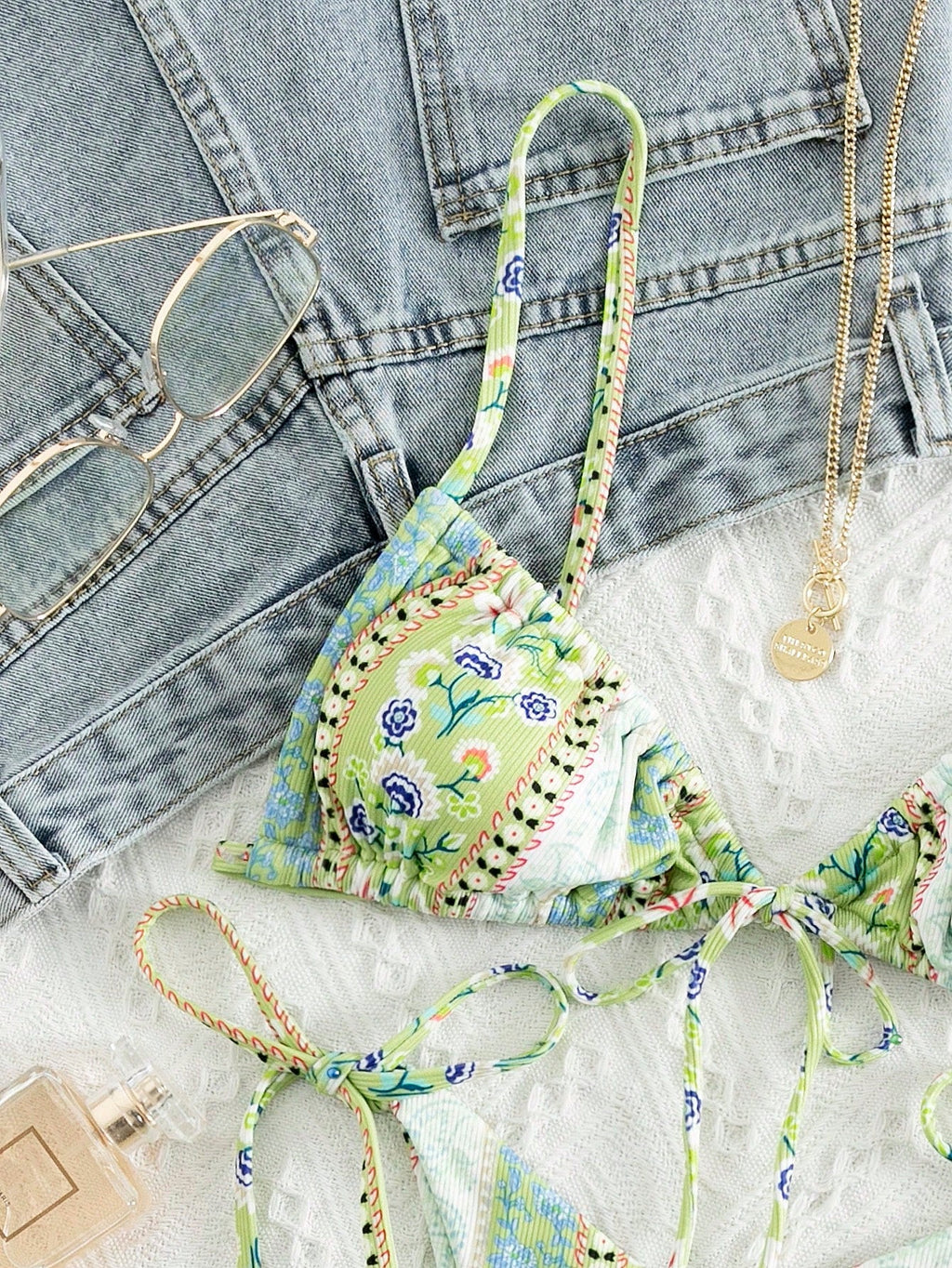 Biquíni Florzinhas Tanga com Nó Lateral