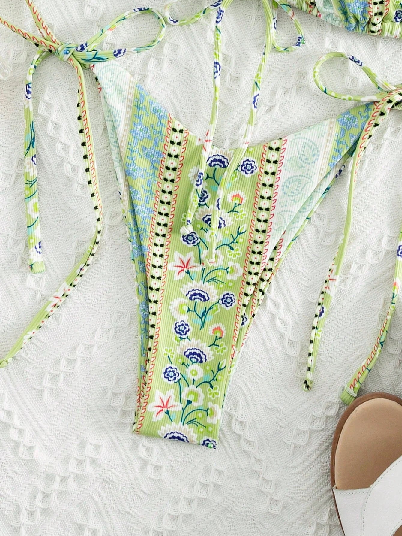 Biquíni Florzinhas Tanga com Nó Lateral