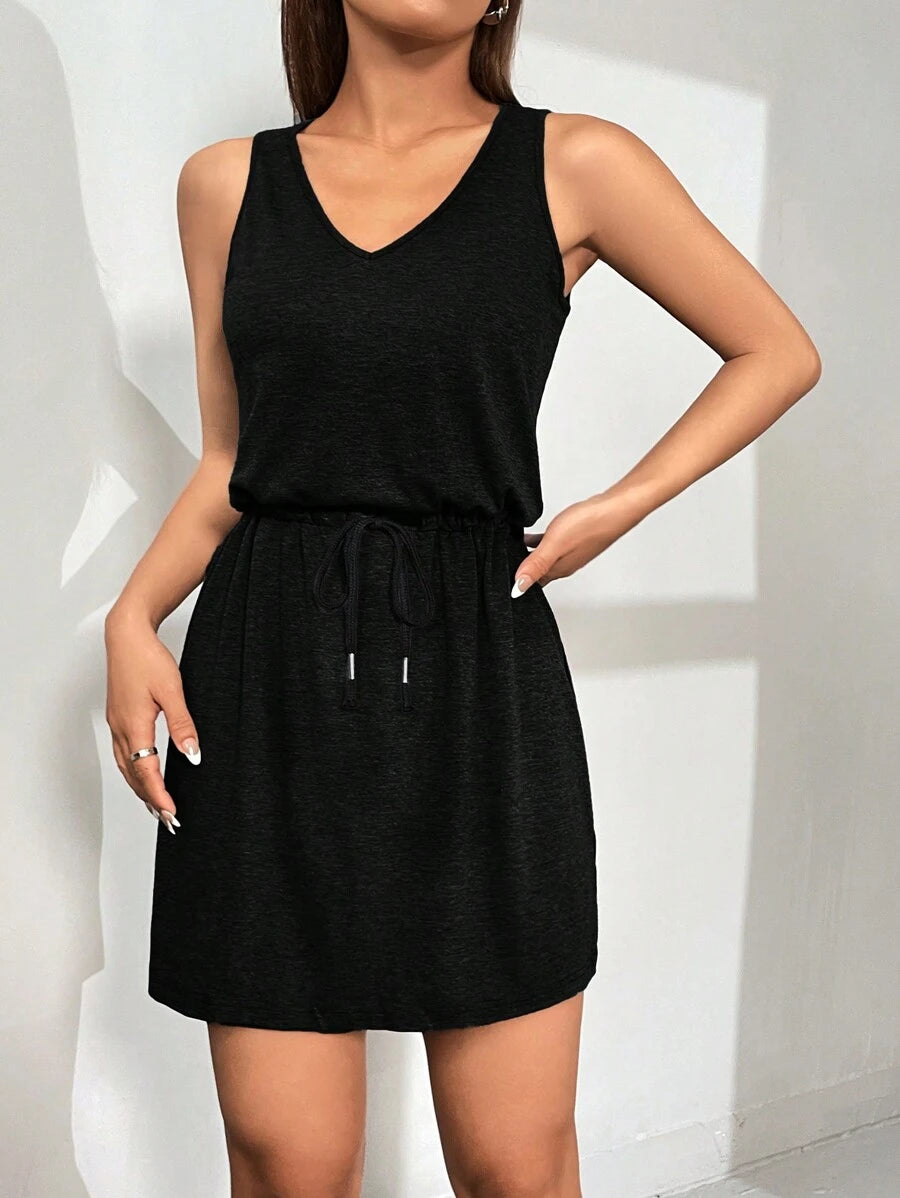 Vestido Curto Justo com Cordão de Ajuste na Cintura - La Lecce