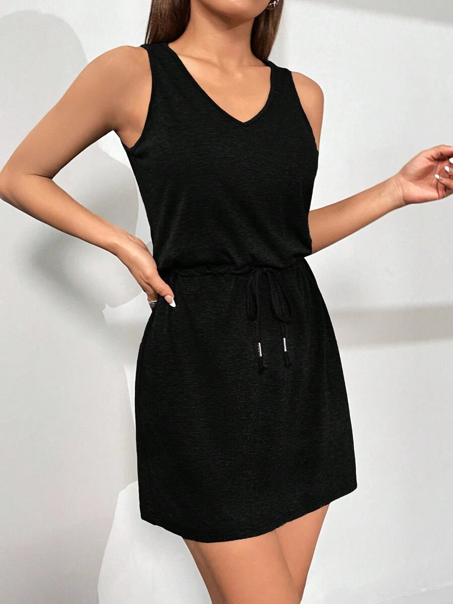 Vestido Curto Justo com Cordão de Ajuste na Cintura - La Lecce