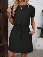 Vestido Curto Evasê com Amarração na Cintura e Bolsos - La Lecce