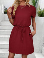 Vestido Curto Evasê com Amarração na Cintura e Bolsos - La Lecce