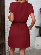 Vestido Curto Evasê com Amarração na Cintura e Bolsos - La Lecce