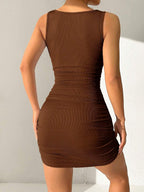 Vestido Curto Decote Quadrado com Franzido e Costas Abertas - La Lecce
