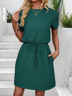 Vestido Curto Evasê com Amarração na Cintura e Bolsos - La Lecce
