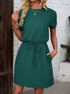 Vestido Curto Evasê com Amarração na Cintura e Bolsos - La Lecce