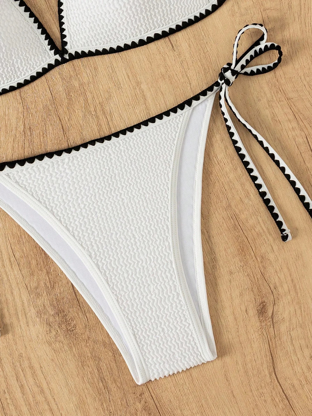 Biquíni Frente Única com Tie Back e Cintura Contrastada