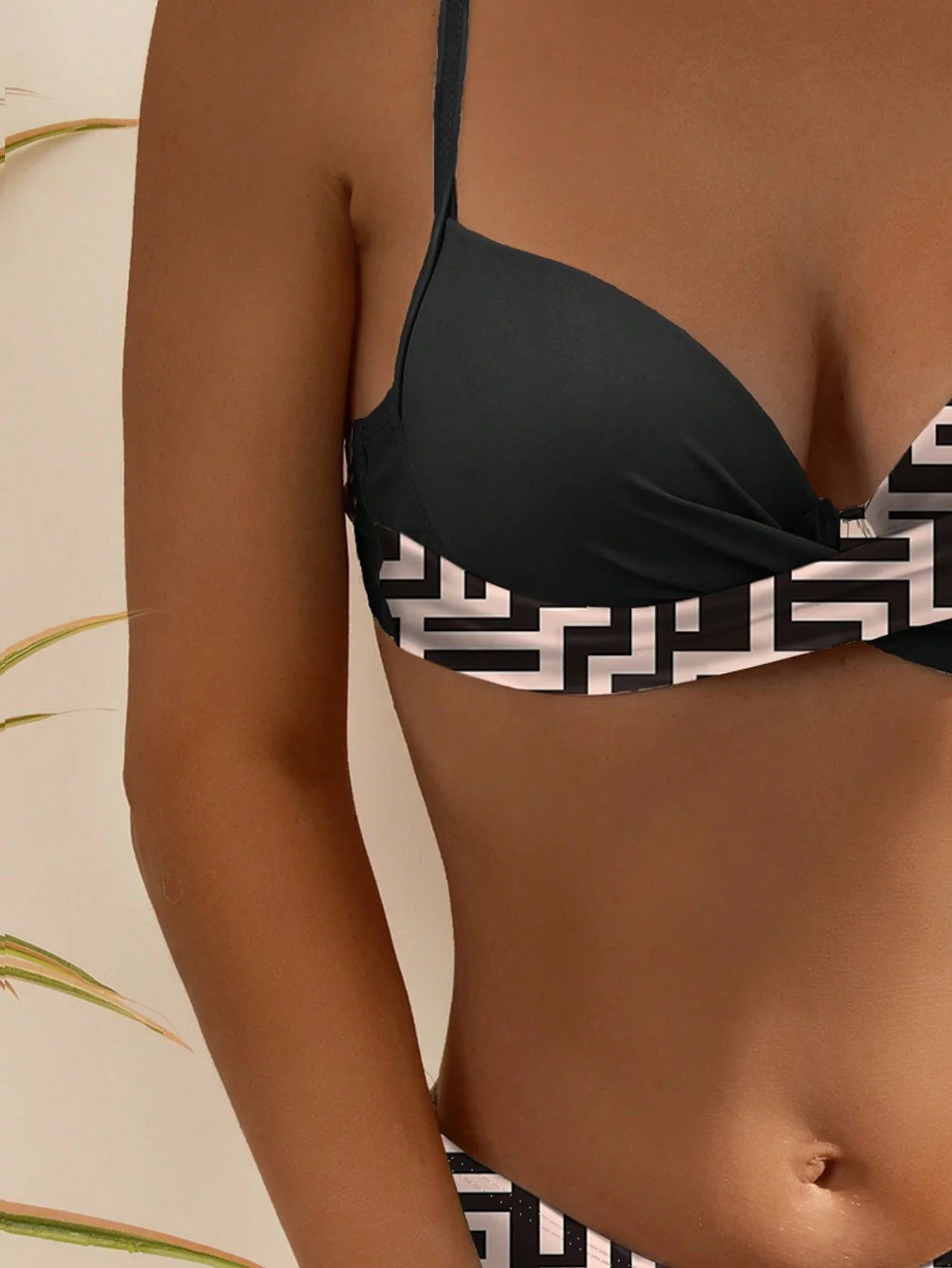 Biquíni Estampado com Alças Finas e Cintura Natural