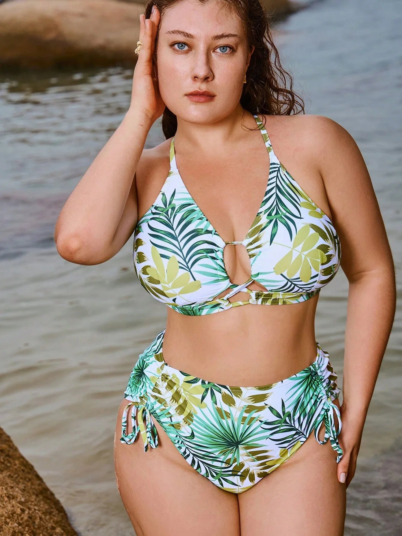 Biquíni Plus Size Gola V com Cordão