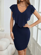 Vestido Curto Justo com Decote V e Babado Plissado - La Lecce
