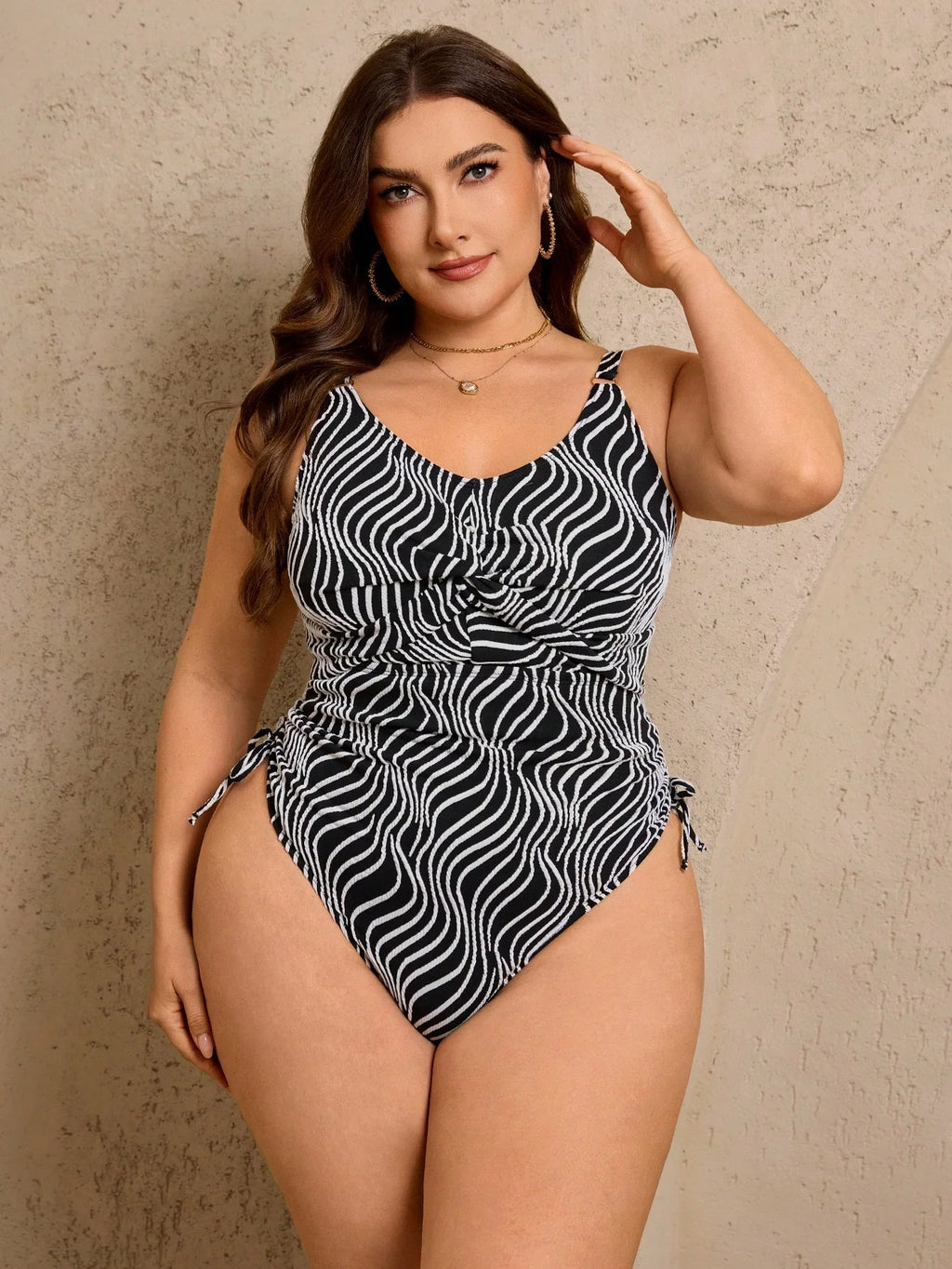 Maiô Plus Size Zebrado com Nó Lateral