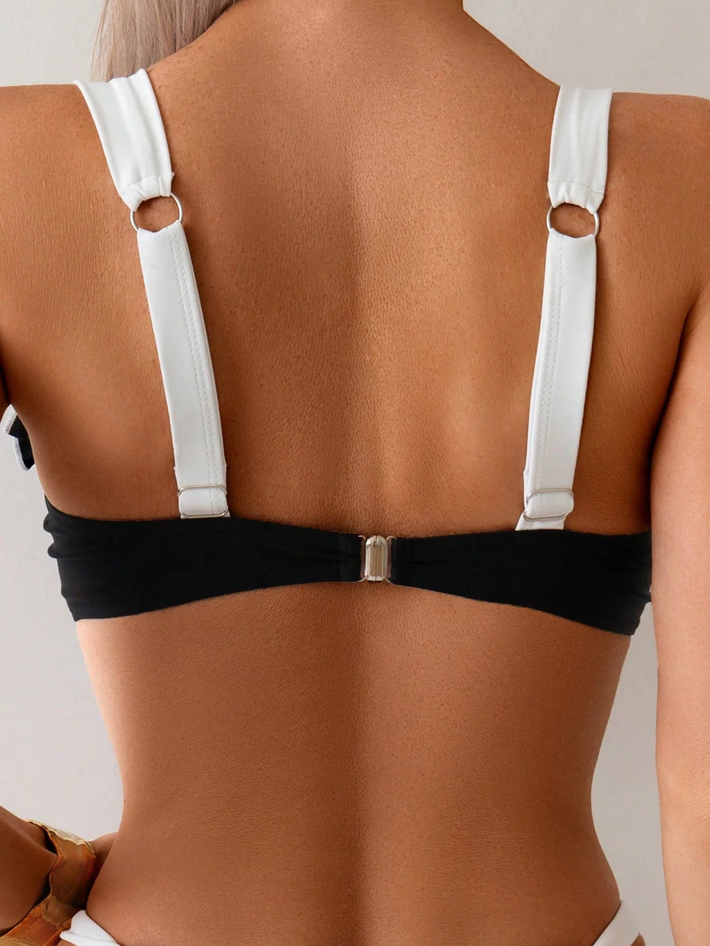 Biquíni Bandeau com Babado e Cintura Alta