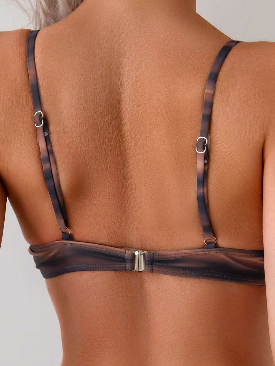 Biquíni Torcido com Argolas Douradas e Cintura Alta