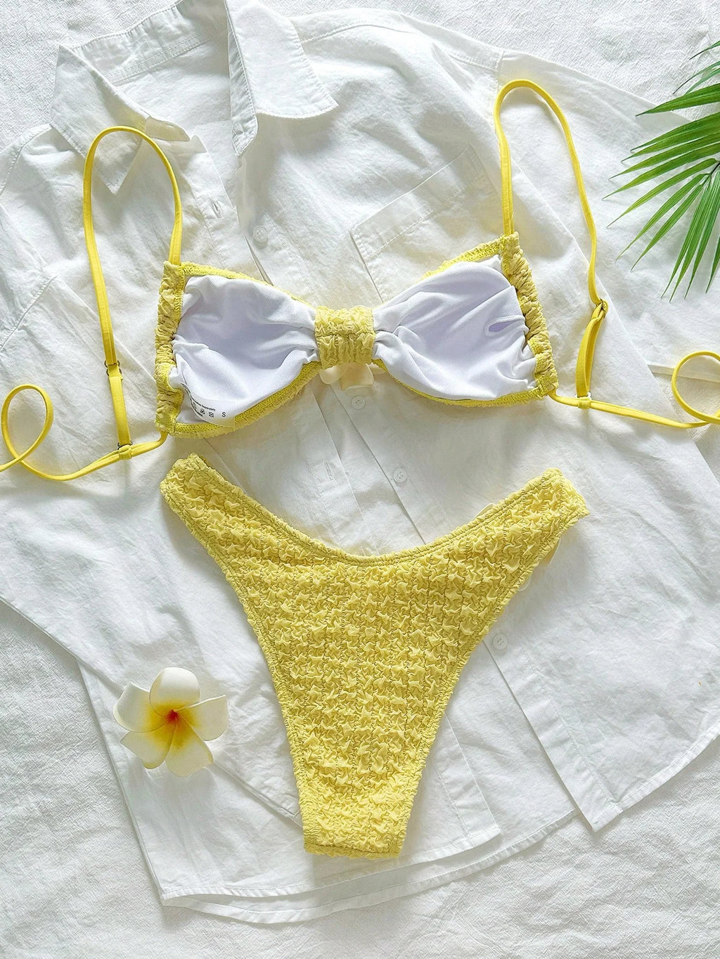 Biquíni Floral Texturizado com Fivela e Flor 3D