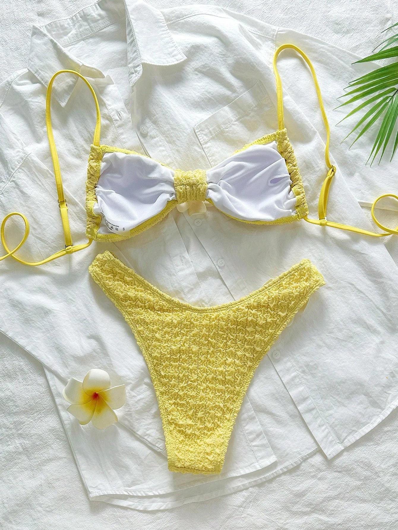 Biquíni Floral Texturizado com Fivela e Flor 3D