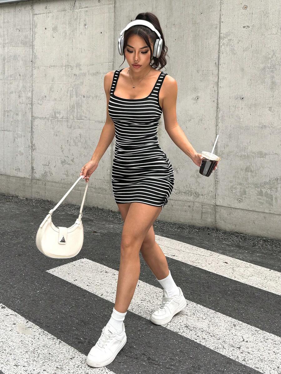 Vestido Curto Decote Quadrado com Franzido e Costas Abertas - La Lecce