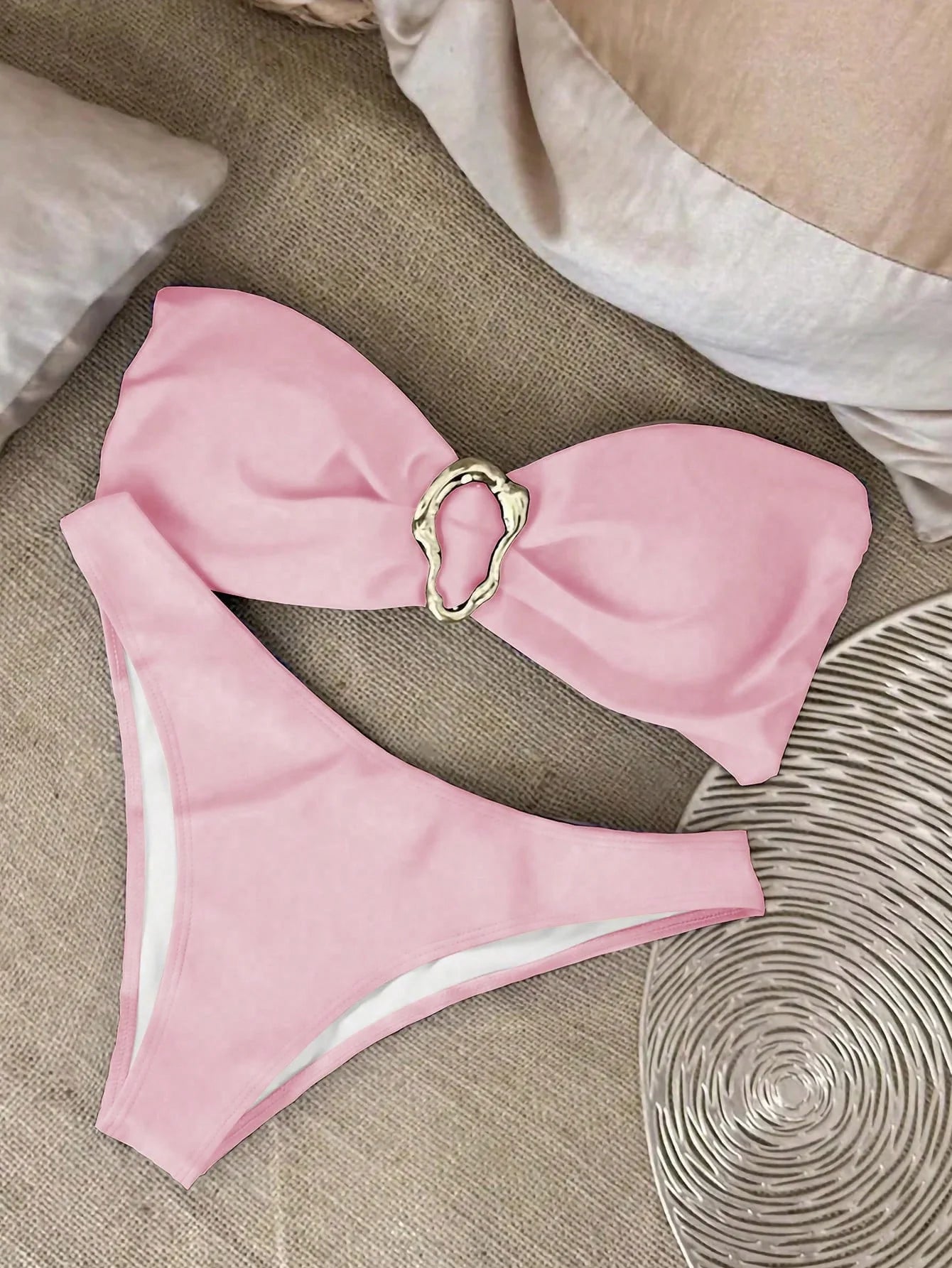 Biquíni Bandeau com Anel e Corte Alto