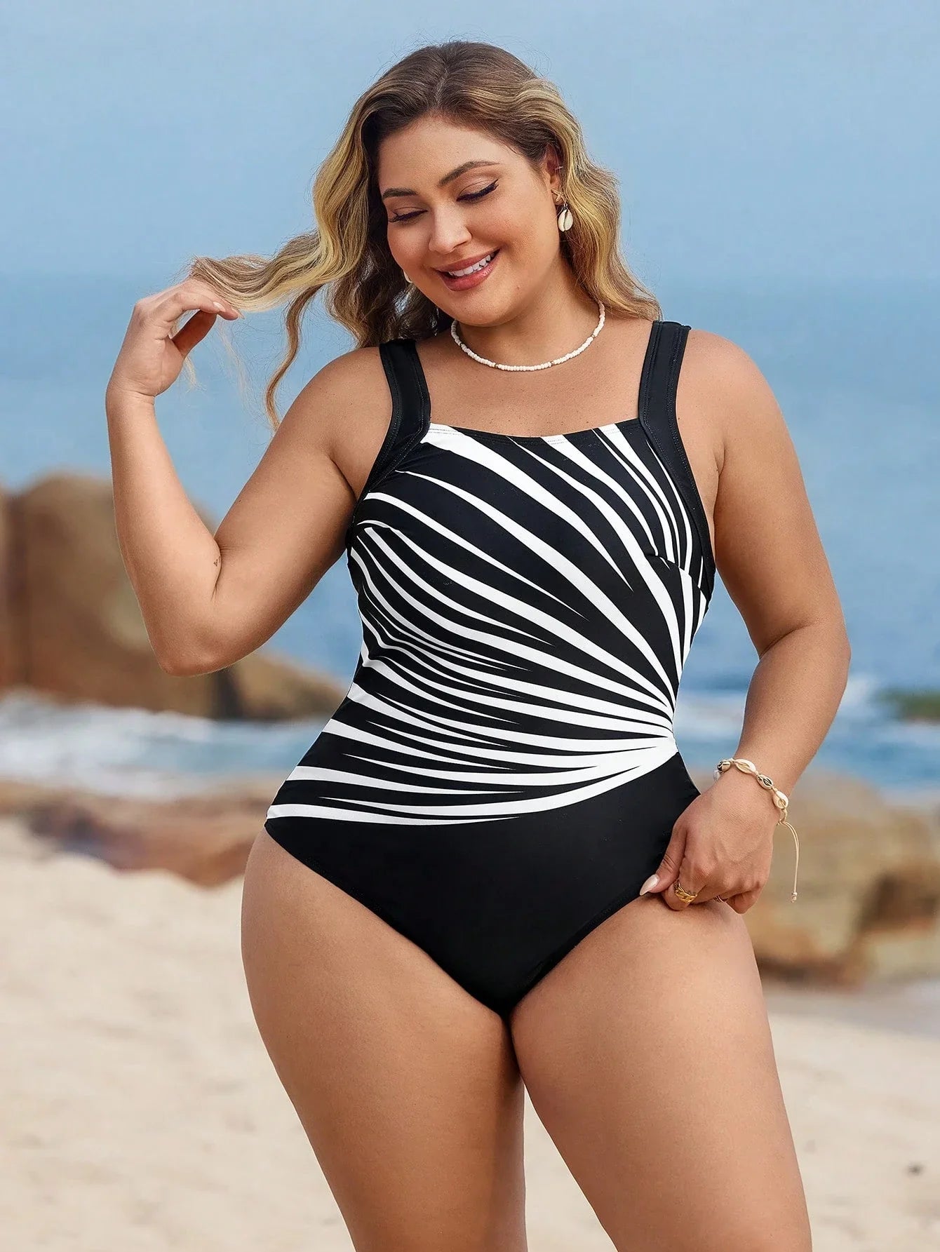 Maiô Plus Size Listrado com Decote U