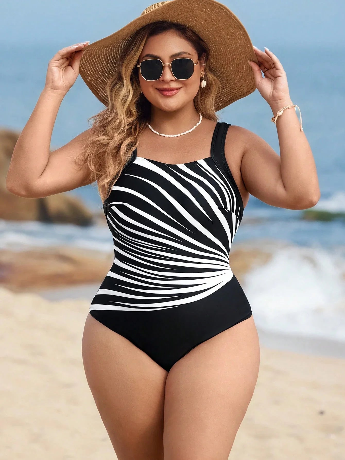 Maiô Plus Size Listrado com Decote U