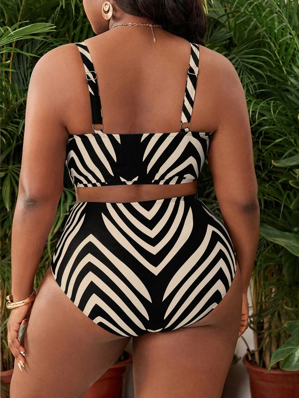 Biquíni Plus Size Decote V com Nó
