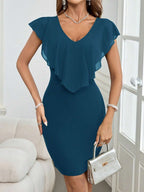 Vestido Curto Justo com Decote V e Babado Plissado - La Lecce