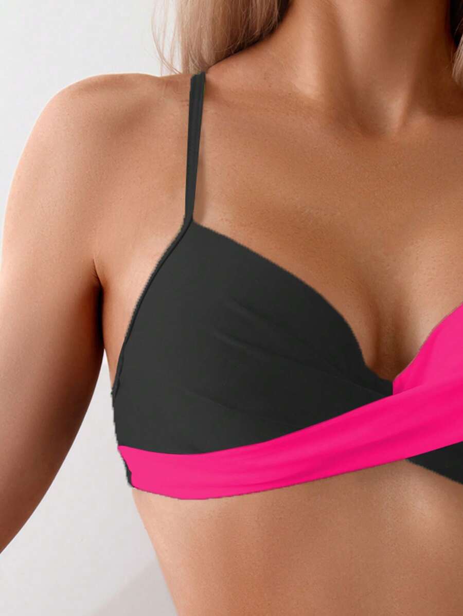 Biquíni Bicolor com Torção Frontal e Cintura Alta