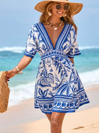 Vestido Curto de Praia com Decote V e Cintura Marcada
