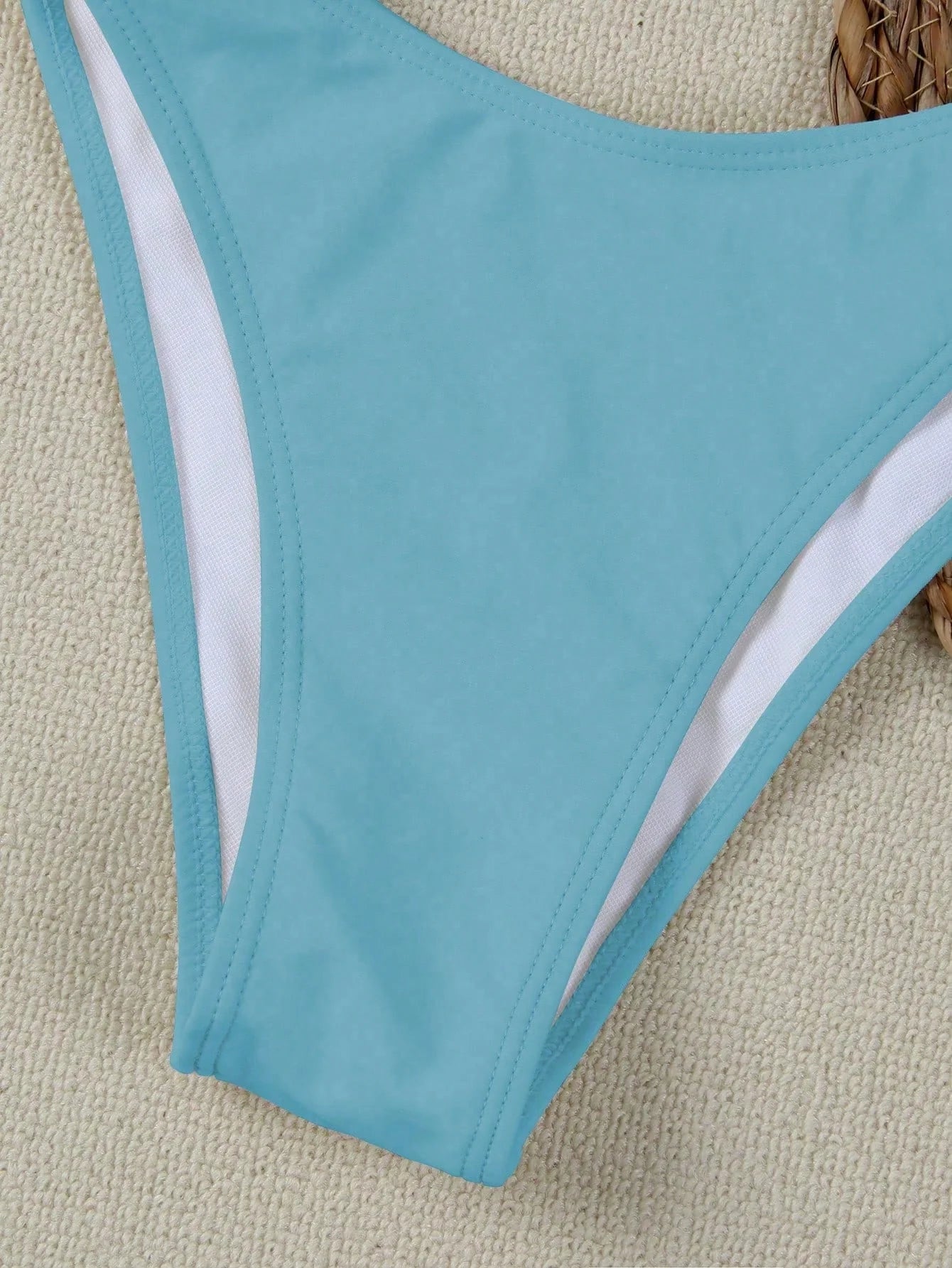 Biquíni Bandeau com Anel e Corte Alto