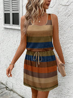 Vestido Curto Listrado com Decote U e Costas Abertas - La Lecce