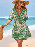 Vestido Curto de Praia com Decote V e Cintura Marcada