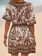 Vestido Curto de Praia com Decote V e Cintura Marcada