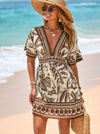 Vestido Curto de Praia com Decote V e Cintura Marcada
