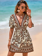 Vestido Curto de Praia com Decote V e Cintura Marcada