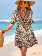 Vestido Curto de Praia com Decote V e Cintura Marcada