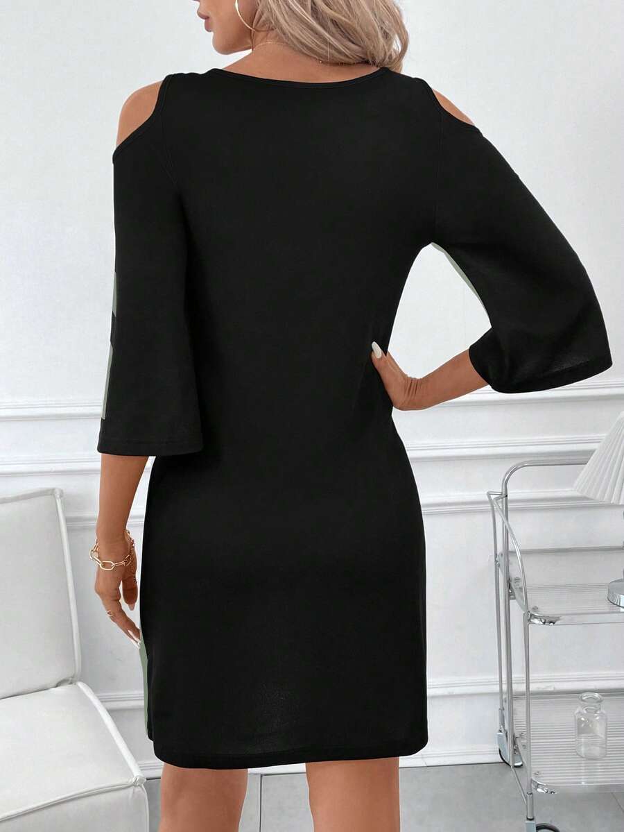 Vestido Curto Decote Canoa com Estampa Floral - La Lecce