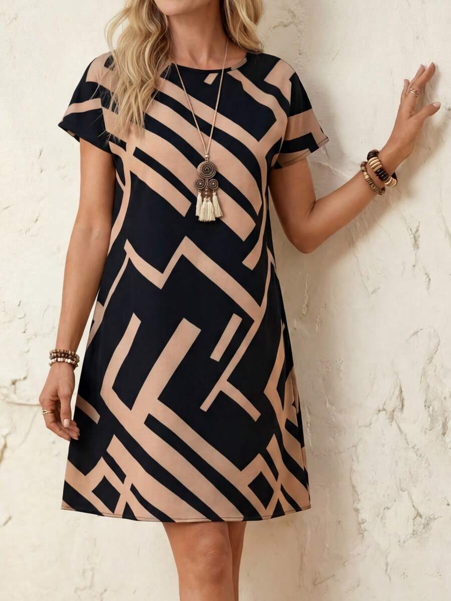 Vestido Curto Estilo Camiseta com Estampa Geométrica - La Lecce