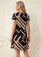 Vestido Curto Estilo Camiseta com Estampa Geométrica - La Lecce