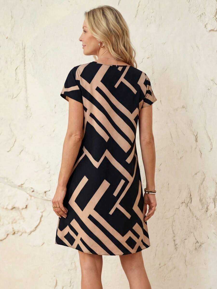 Vestido Curto Estilo Camiseta com Estampa Geométrica - La Lecce