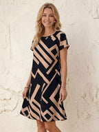 Vestido Curto Estilo Camiseta com Estampa Geométrica - La Lecce