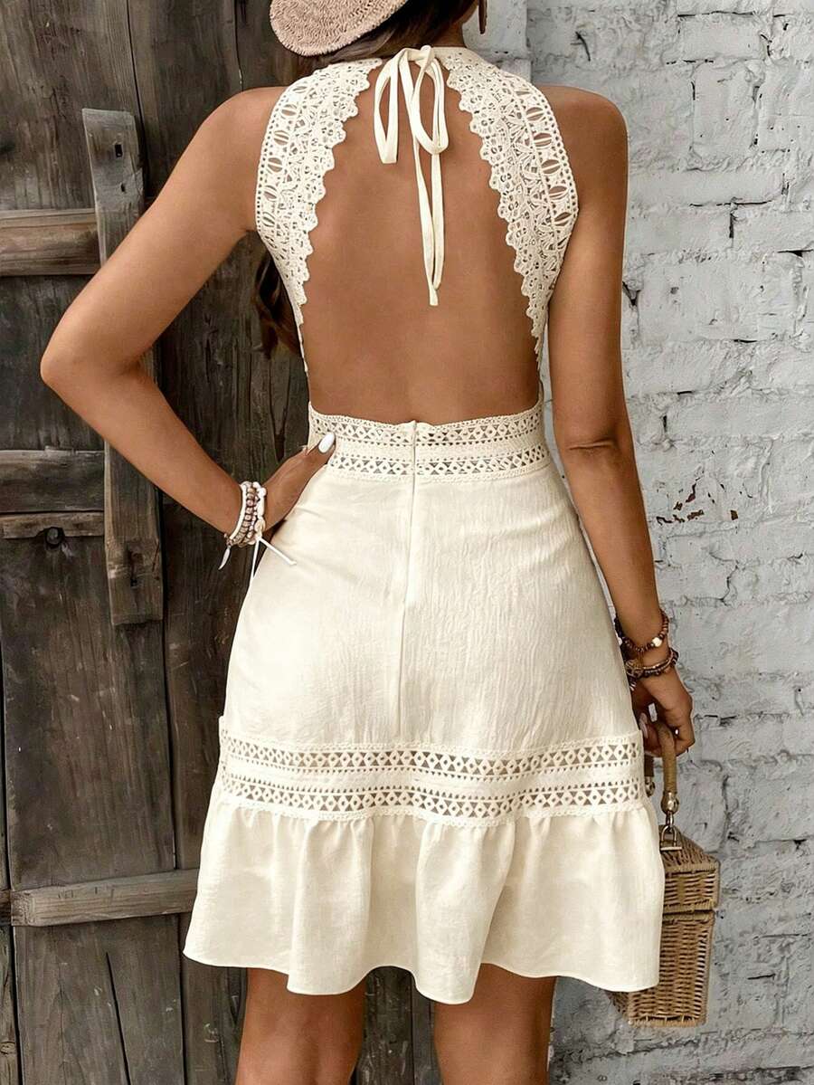 Vestido Curto Frente Única com Babado e Laço
