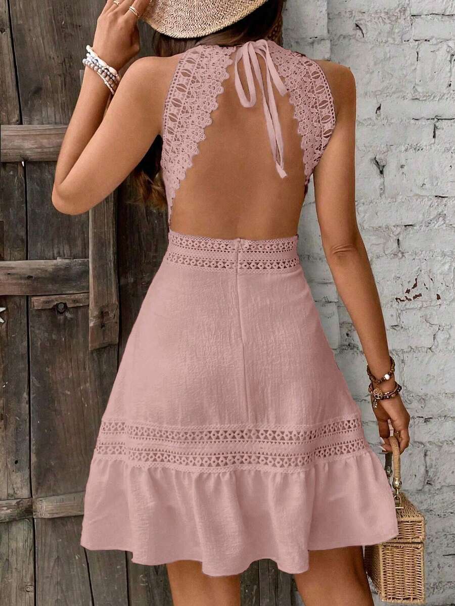 Vestido Curto Frente Única com Babado e Laço