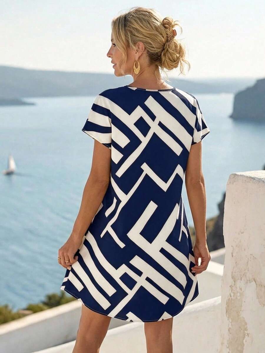 Vestido Curto Estilo Camiseta com Estampa Geométrica - La Lecce